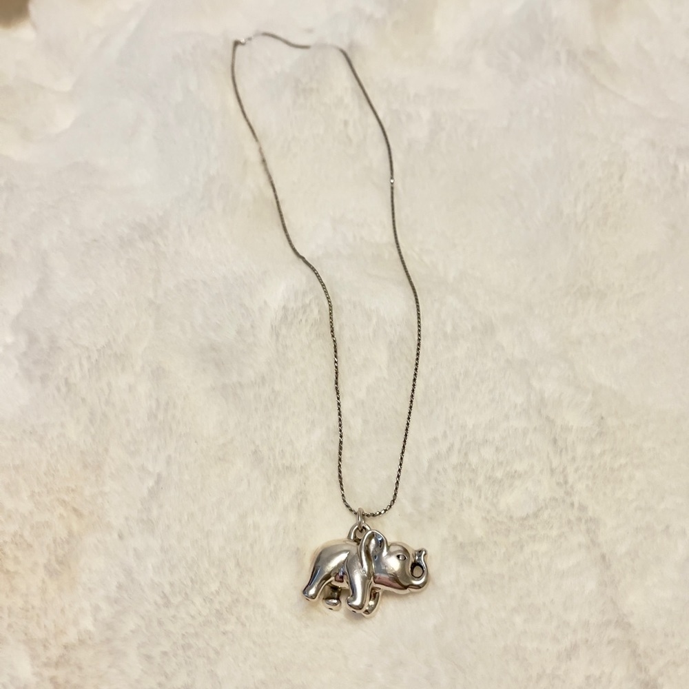 💯Sterling silver necklace and elephant pendant set.